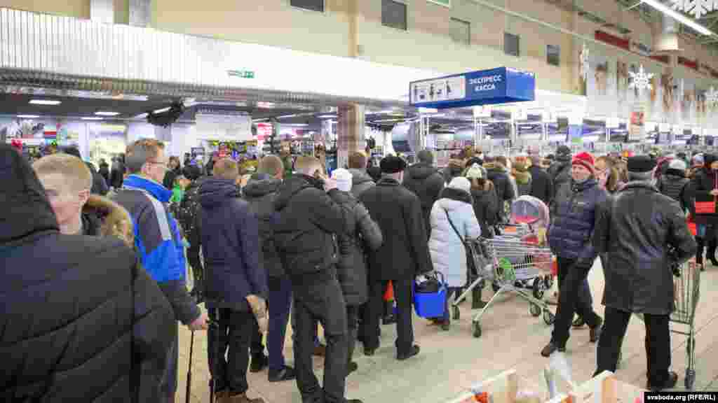 Belarus - New Year Eve's shopping in Minsk, 31Dec2015