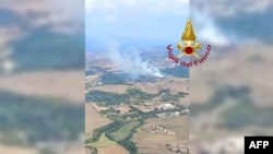 კვამლი აფეთქების შემდეგ კოლეფეროში მდებარე საწარმოს თავზე, იტალია  