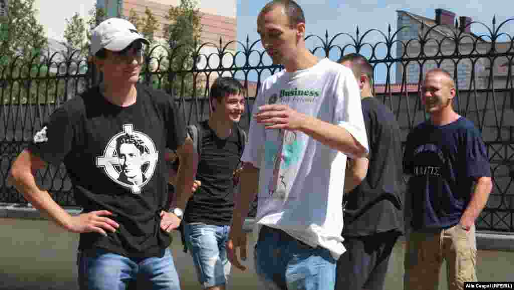 Un membru al extremei drepte moldovene purt&icirc;nd pe tricou imaginea lui Corneliu Zelea Codreanu, &icirc;n fața ambasadei americane de la Chișinău