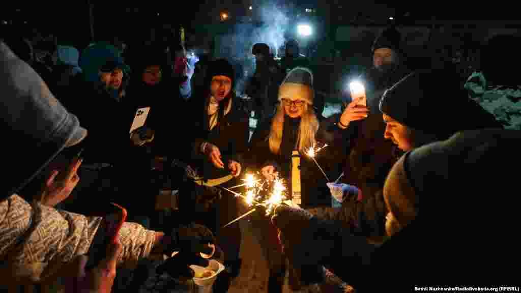 Stanovnici Kijeva pale prskalice tokom improvizirane ulične zabave, nakon što je isključeno centralno grijanje.