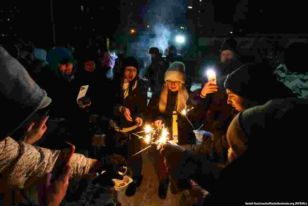 Через тривалі аварійні відключення світла та опалення, спричинені російською масованою повітряною атакою, мешканці ЖК влаштували пікнік у дворі, щоб разом пережити цей складний час