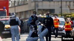 Policia del në vendin e ngjarjes pas sulmit me thikë në Rambuje. 