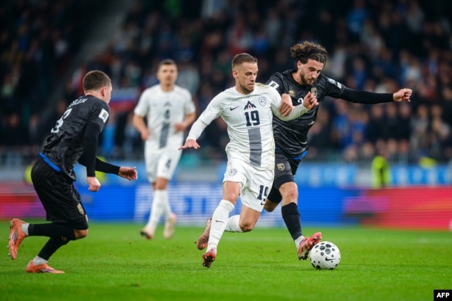 Mesfushori i Sllovenisë, Tomi Horvat, dhe mesfushori i Kosovës, Leon Avdullahu (djathtas) luftojnë për topin gjatë ndeshjes kualifikuese të Grupit B të Kampionatit Evropian FIFA 2026 midis Sllovenisë dhe Kosovës në Lubjanë.