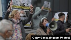 România- Protest în sprijinul alegerii lui Daniel Tudorache. Codruta Cerva (stânga) si Oana Lovin (dreapta), audiate luni de Secția de Investigare a Infracțiunilor din Justiție, după plângerea făcută de Tudorache procurorului Sprîncu, șeful BES1