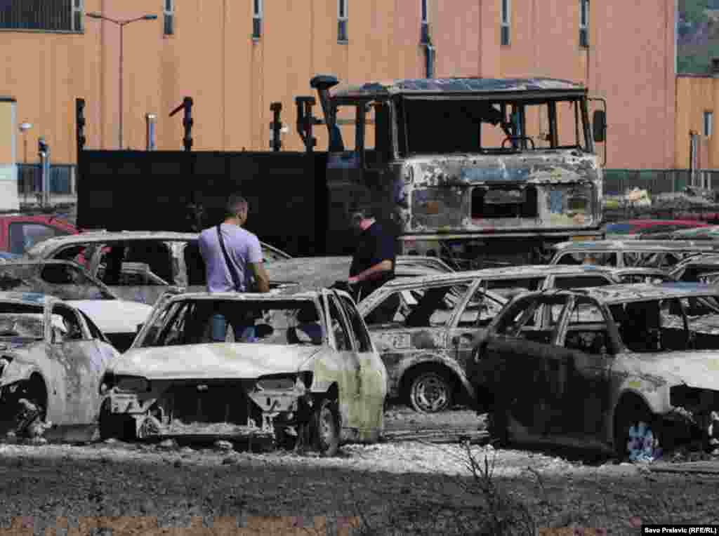 Crna Gora - Na carinskom skladištu u Podgorici, uništio je između 650 - 700 automobila koje je policija prethodno, privremeno ili trajno, oduzela vlasnicima, Podgorica, 10.08.2011. Foto: RSE / Savo Prelević