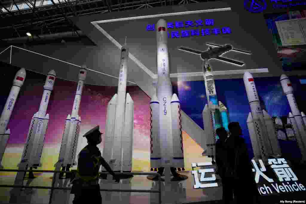 A Hosszú Menetelés űrmisszió rakétái az expón