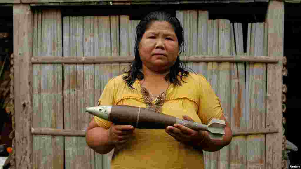 Международная компания Mines Advisory Group (MAG) помогает местным жителям самостоятельно находить бомбы и обучает, как надо действовать в такой ситуации