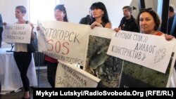 Активісти Святогорська протестують проти будівництва спортивного об'єкта у дубовому гаю 