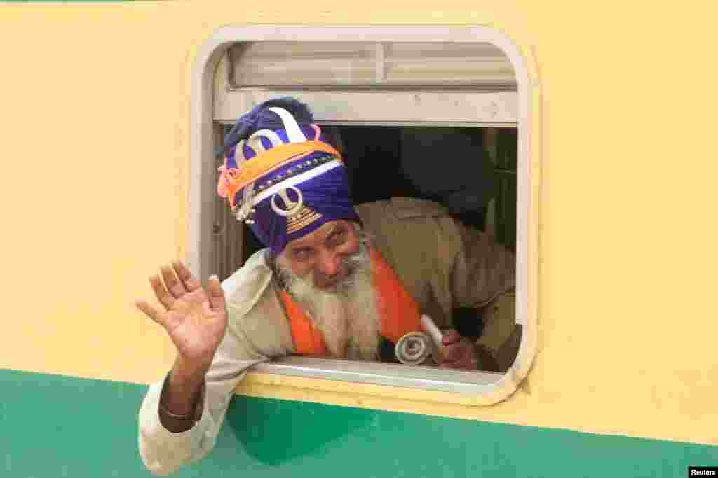 د هند له واهګې پولې پاکستان ته داخلېدونکی یو سېک. سېکان اکثر د سپېڅلو ځایونو لیدو ته پاکستان ته ورځي.&nbsp;