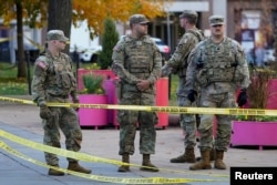 Pripadnici Nacionalne garde stoje u ograđenom području nakon što su dva pripadnika Nacionalne garde navodno upucana u blizini Bijele kuće u Washingtonu, 26. novembra 2025.
