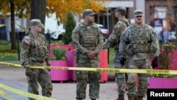 شماری از عساکر گارد ملی امریکا در محل رویداد، چهارشنبه ۲۶ نوامبر 