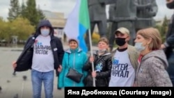 Яна Дробноход (с флагом) на акции в поддержку Хабаровска