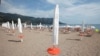 Ovako je izgledala gradska plaža u Budvi, u jeku sezone 8. avgusta 2020. prve godine pandemije korona virusa. 