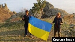 Студэнты разгарнулі ўкраінскі сьцяг іна вяршыні гары ў Крыме. 15 лістапада 2014.