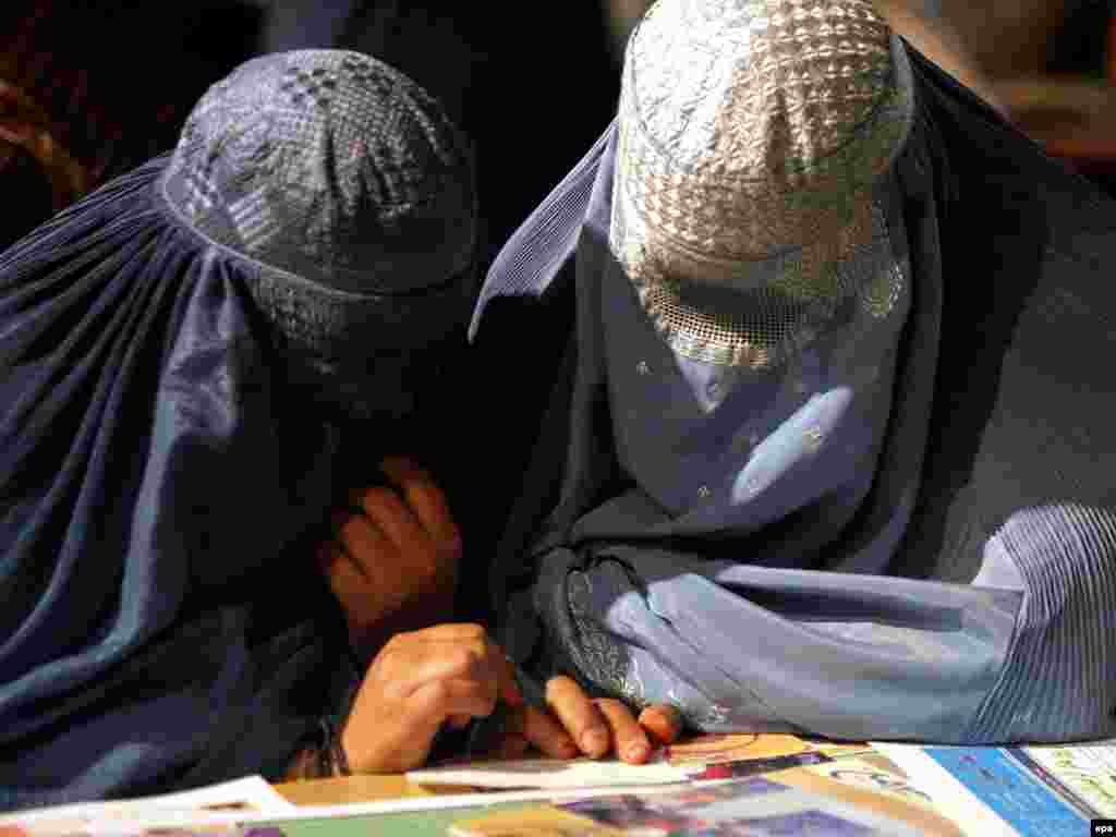 Obučavanje - Avganistan - Avganistanke iz ruralnih područja pohađale su radionicu na kojoj su učile i bile informisane o procesu izbora, 12. avgust