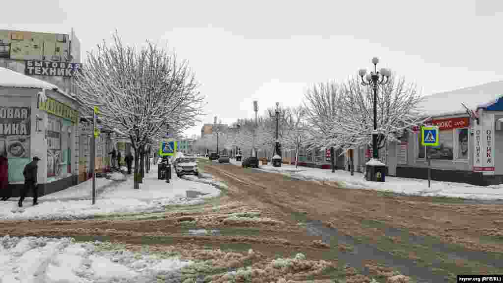 Это первый за всю зиму снегопад в Керчи