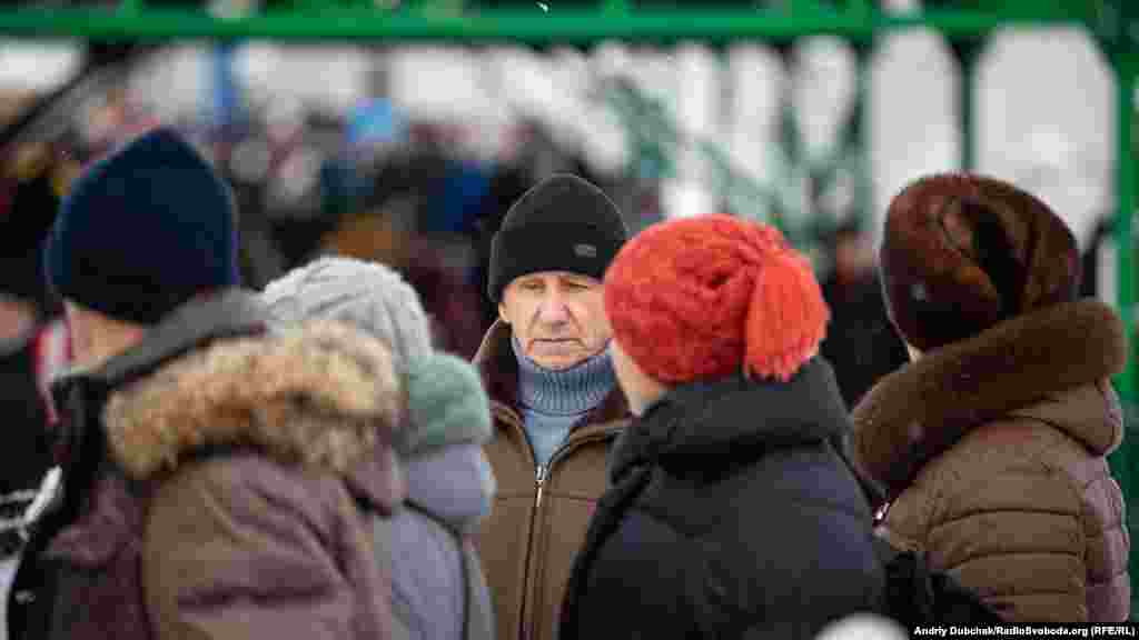 Для того аби пройти перевірку на КПВВ, потрібно зайняти та вистояти чергу. Перевірка документів співробітниками прикордонної служби триває близько двох хвилин, але у зв&#39;язку з систематичними провокаціями із боку проросійських сепаратистів та небезпекою люди змушені вистоювати в черзі по дві години &nbsp;