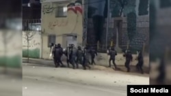 Forțele de securitate iraniene trag asupra protestatarilor