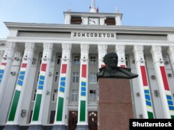 Дом Советов с памятником Ленину перед ним. Приднестровье, 24 августа 2019 года
