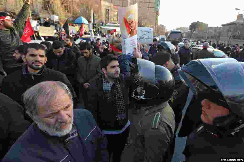Іранські демонстранти тримають плакати із зображенням загиблого військового командира Касема Солеймані перед посольством Великобританії в Тегерані, 12 січня 2020 року. Близько 200 протестувальників скандували &laquo;Смерть Британії&raquo; під час мітингу під посольством. Напередодні, посла Великобританії Роба Макейра ненадовго заарештували за участь у акції вшанування пам&rsquo;яті жертв рейсу PS752 Міжнародних авіаліній України.