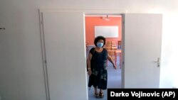 Nastavnica u školi u Srbiji (avgust 2020.)