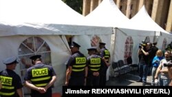 Полицейские вернули палатки протестующих на прежнее место