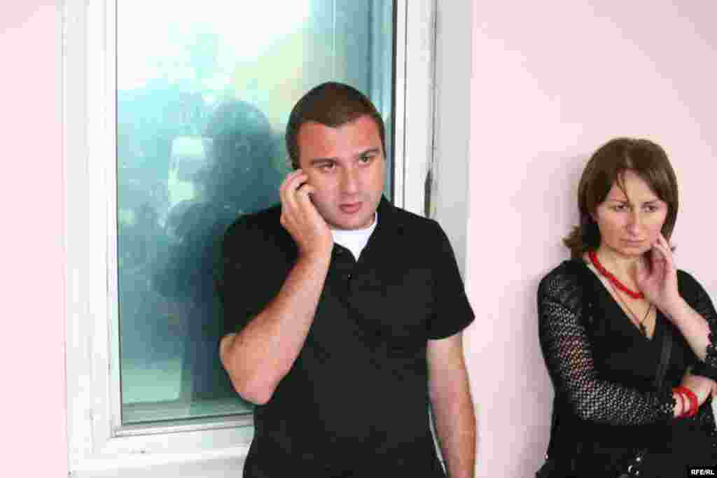 აქციის ორგანიზატორები, ახალი მემარჯვენეები რევაზ სოხაძე და ფიქრია ჩიხრაძე საავადმყოფოს მოსაცდელში.