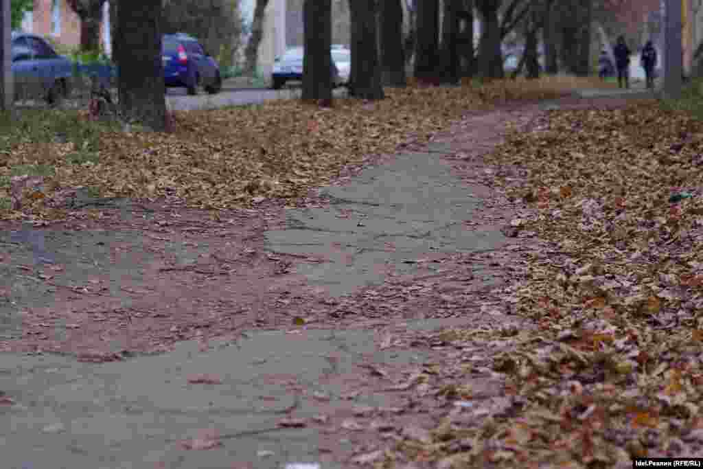 При этом ни другая мама, постарше, которая водит ребенка в школу уже пять лет, ни подросток, который учится в ней двенадцатый год, не помнят, чтобы тротуар когда-нибудь ремонтировали.​