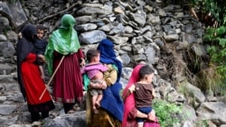 افغانستان - زنان همراه با فرزندان شان در ولایت کنر پس از زلزلۀ مرگبار 