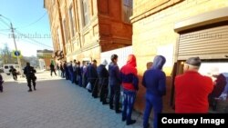 Шаҳри Тула, соли 2018. Ҳомиёни ҳуқуқ мегӯянд, мақомоти ҳифзи қонуни Русия рейдҳои зидди муҳоҷирони ғайриқонуниро бо таҳқир ва бераҳмӣ барпо мекунанд