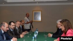 Բակո Սահակյանը հանդիպում է Դորա Բակոյանիսի հետ, Երեւան, 2 հուլիսի, 2009