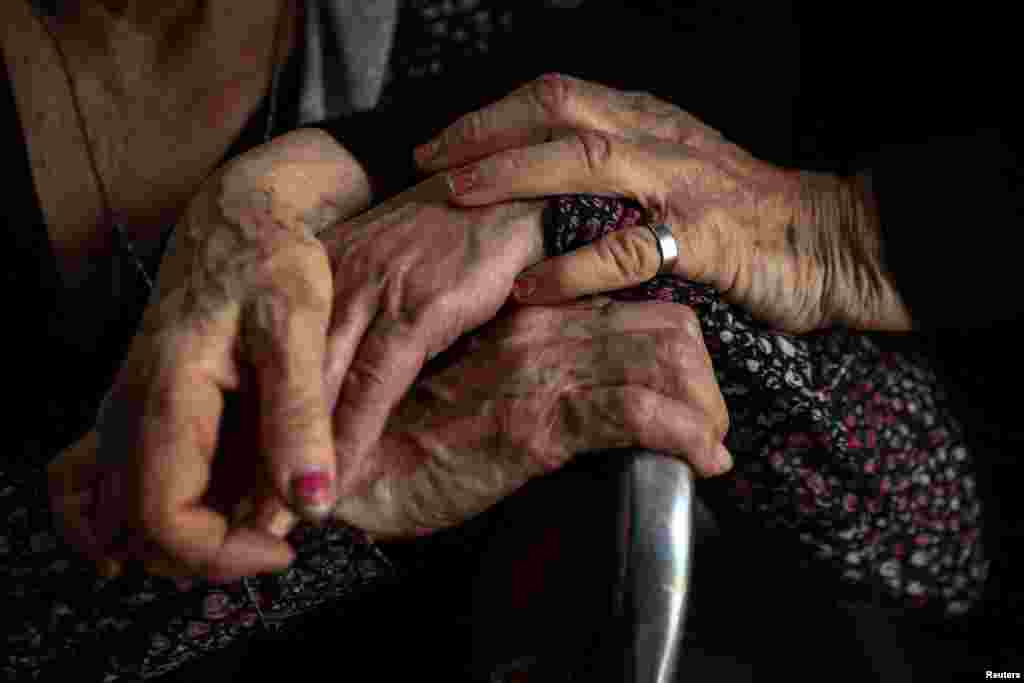 A Milei-kormány képviselői nem válaszoltak a Reuters megkeresésére. Májusban Manuel Adorni elnöki szóvivő azt mondta: „Megértjük... mi történt a nyugdíjasokkal az elmúlt 20, 30, 40 évben, és tudjuk, hogy a megoldás nem varázslat, hanem a reálgazdaságon alapuló megoldás.” Elmondta, hogy a nyugdíjak emeléséhez a munkavállalók fizetéseinek és járulékainak emelésére van szükség. „Ez csak egy feltétellel valósítható meg, mégpedig a beruházásokkal és a gazdasági növekedéssel. Más út nincs, mert az erőforrások végesek” – mondta Adorni.