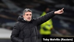 FILE PHOTO: Soccer Football - Europa League - Round of 16 First Leg - Tottenham Hotspur v GNK Dinamo Zagreb - Tottenham Hotspur Stadium, London, Britain - March 11, 2021. Zoran Mamic hands out instructions to Dinamo Zagreb players. REUTERS/Toby Melville/F