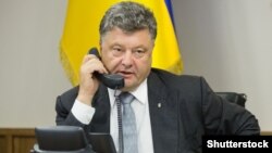 Ukrainian President Petro Poroshenko's office said the two leaders "noted the urgent necessity of establishing a complete cease-fire" in the region. (file photo)