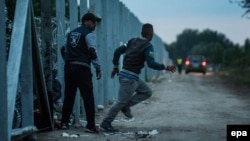 Pamje të një migranti duke kaluar kufirin ilegalisht, foto nga arkivi.