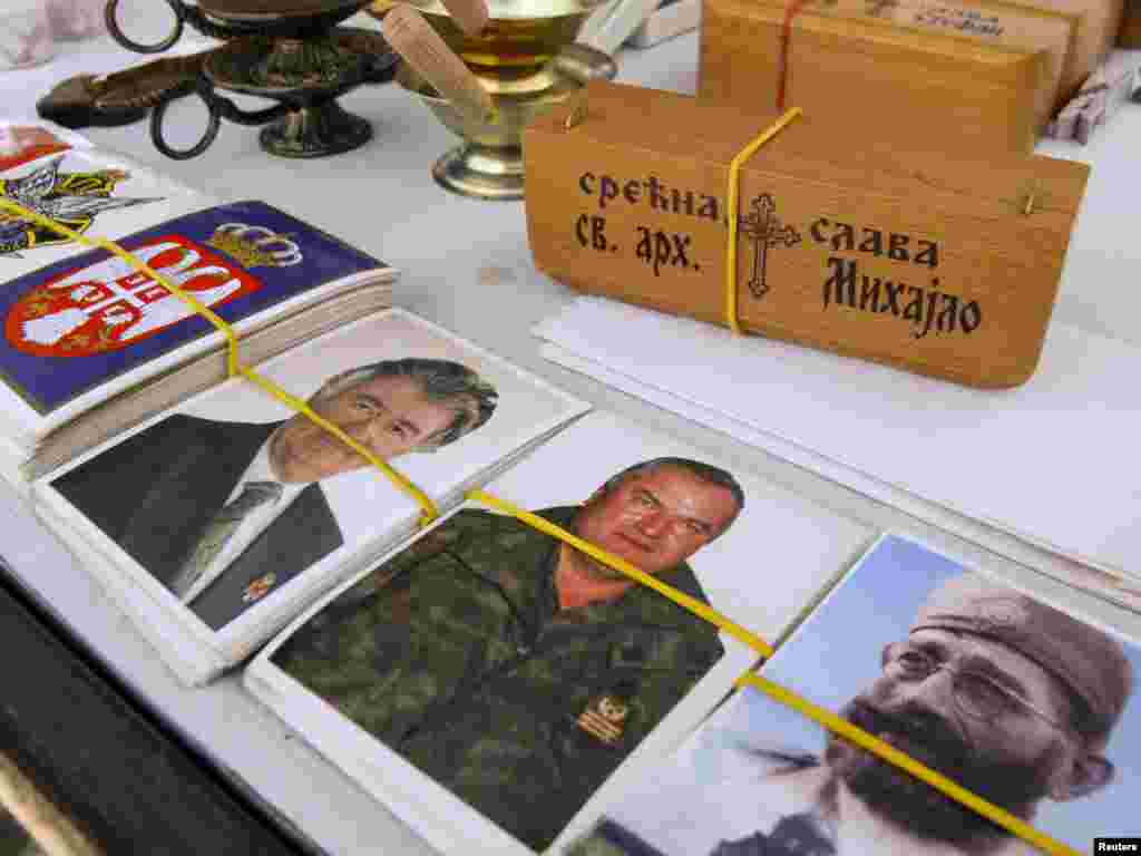 Фотографии Ратко Младича и Радован Караджича на лотке на рынке в Бане Лука, 26 мая 2011 