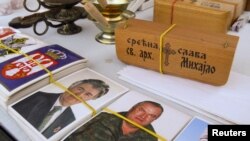 Fotografije Draže Mihailovića i haških otuženika Radovana Karadžića, Ratka Mladića se prodaju na pijaci - ilustracija