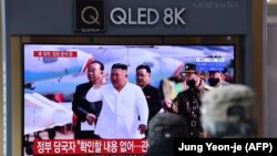 Південнокорейські сусіди з острахом дивляться на записані кадри північнокорейського диктатора Кім Чем Ина, який вже 10 днів не з'являється на публіці