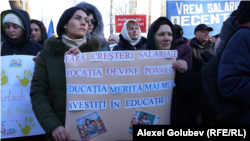 Sute de cadre didactice au protestat pe 13 decembrie în fața Parlamentului, cerând deputaților să le majoreze salariile cu cel puțin 15%.