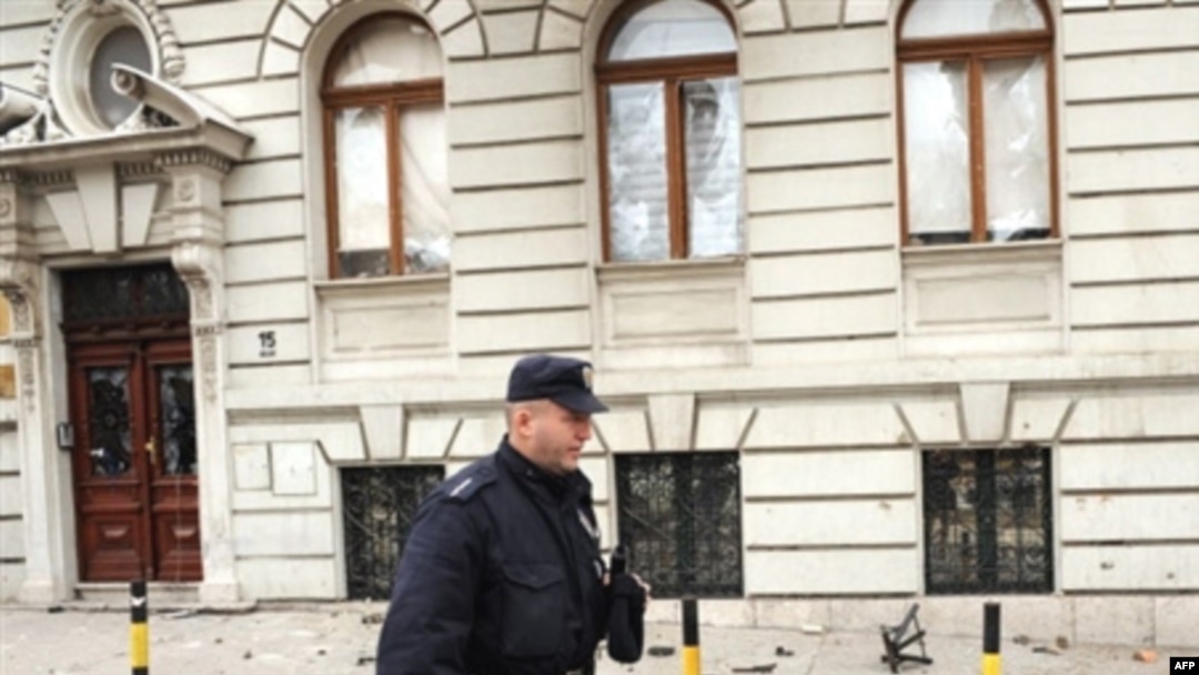 Beograd, nakon proglašenja nezavisnosti Kosova policija čuva zgradu Ambasade Slovenije, koja je demolirana u protestima