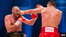 Украинский боксер Владимир Кличко (справа) во время боя против британца Тайсона Фьюри, Дюссельдорф, ноябрь 2015 года. 
