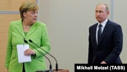 Ангела Меркель и Владимир Путин после переговоров в Сочи, 2 мая 2017 года