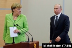 Ангела Меркель та Володимир Путін на зустрічі в Сочі, 2 травня 2017 року