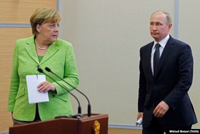 Ангела Меркель та Володимир Путін на зустрічі в Сочі, 2 травня 2017 року