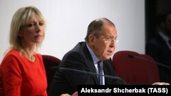 Глава МИД России Сергей Лавров (справа) и представитель ведомства Мария Захарова. Архивное фото.