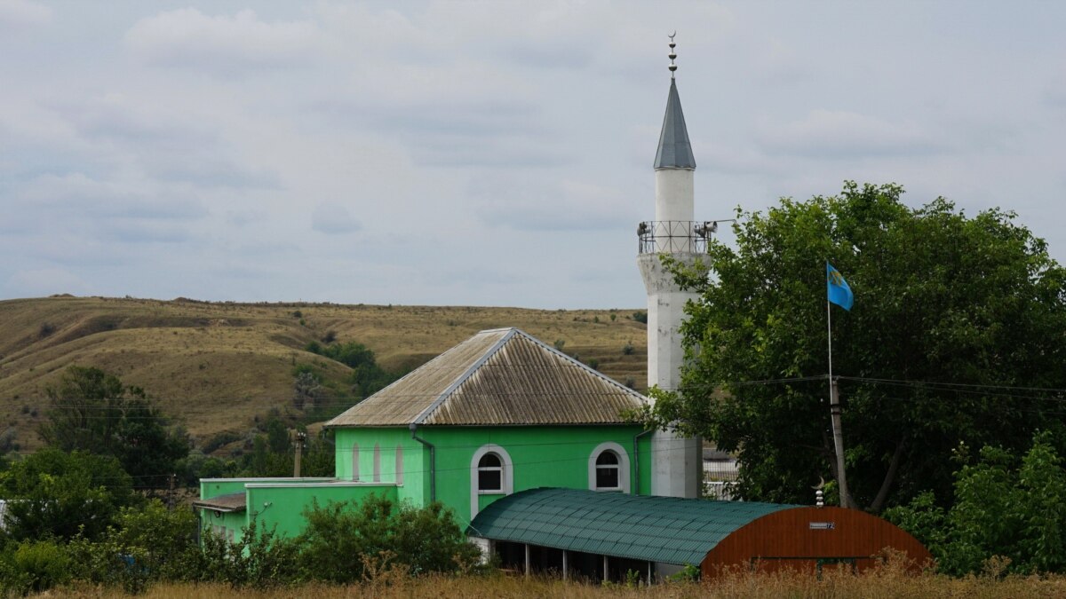 Села крымское. Отуз джамиси мечеть. Симферопольский район село Родниково мечеть. Село Украинка Симферопольский район мечеть. Щебетовка Крым мечеть.