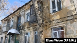Старые двухэтажные дома в Караганде, которые жители просят власти отремонтировать, Караганда, 3 марта 2020 года.