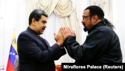 Николас Мадуро встречается в Каракасе с "российским посланником" Стивеном Сигалом. 4 мая 2021 года