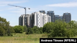 Dezvoltatorii spun că prețul de vânzare a locuințelor este, în continuare, în România, cel mai mic din Europa. (Imagine generică: blocuri în construcție în București) 