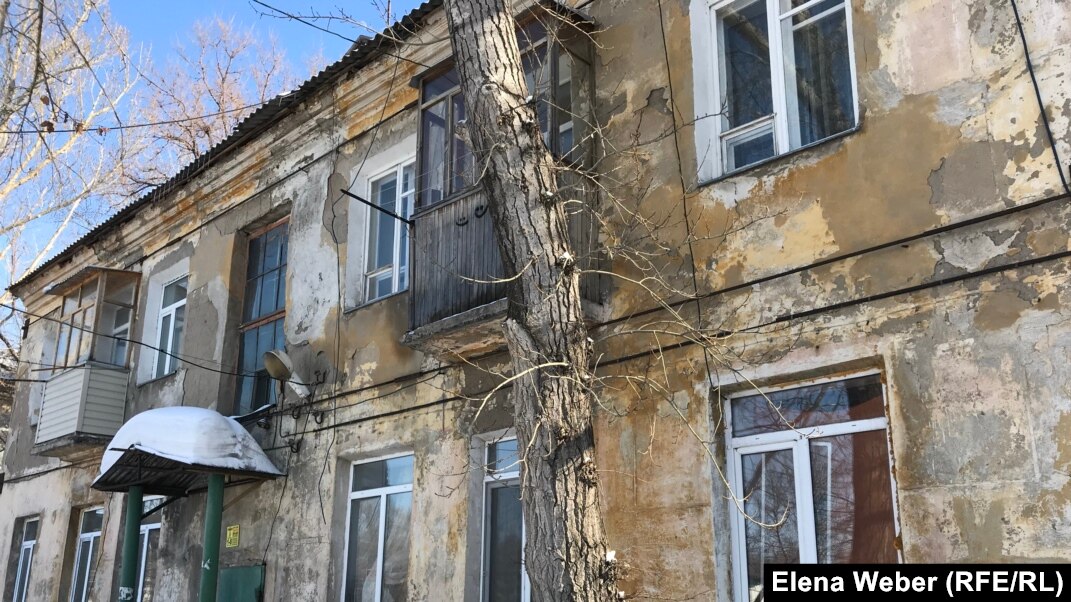 Өтіп бара жатқандарға соруды ұсынады Жануарлармен секс видео